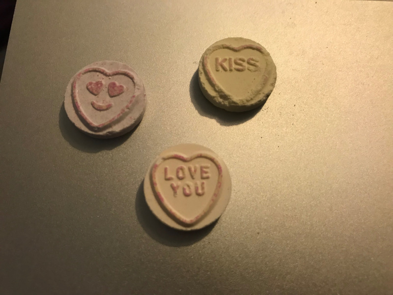 Three Love Hearts, one saying 'love you', one saying 'kiss', and one a smiley face with hearts for eyes.