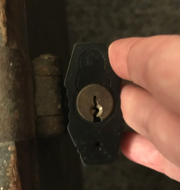 Photo of the lock end of a padlock, showing a Yale key style lock