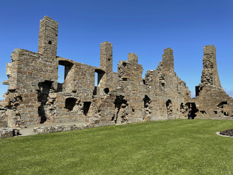 Ruined wall of a palace with multiple chimney stacks.
