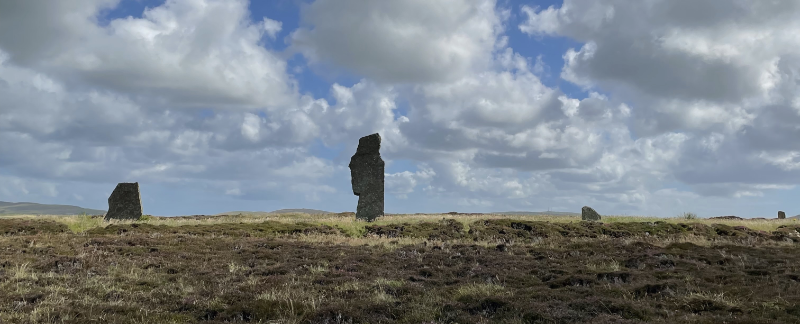Standing stone in the centre. Two smaller ones either side.